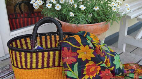 Bro Gårdbutik i Brenderup fairtrade produkter som Fletkurve fra Ghana og saritæpper fra Bangladesh