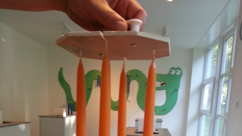 Støbning af 4 stearinlys på en gang hos Aaagaardens Lys