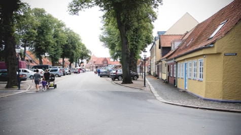 Bogense Torv і старі будинки, які видно з Sct. Annagade