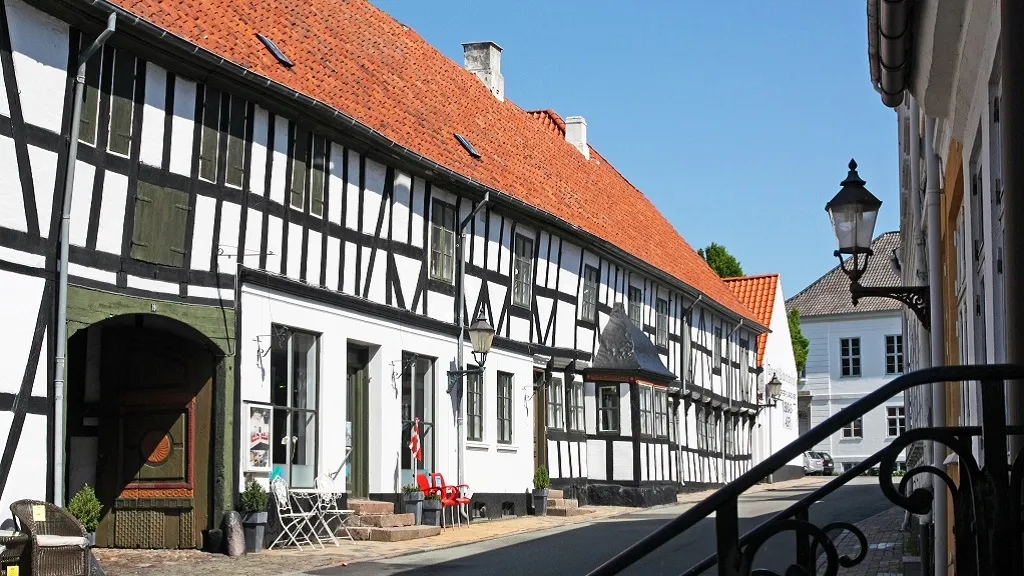 The old merchant's house in the direction of the town hall