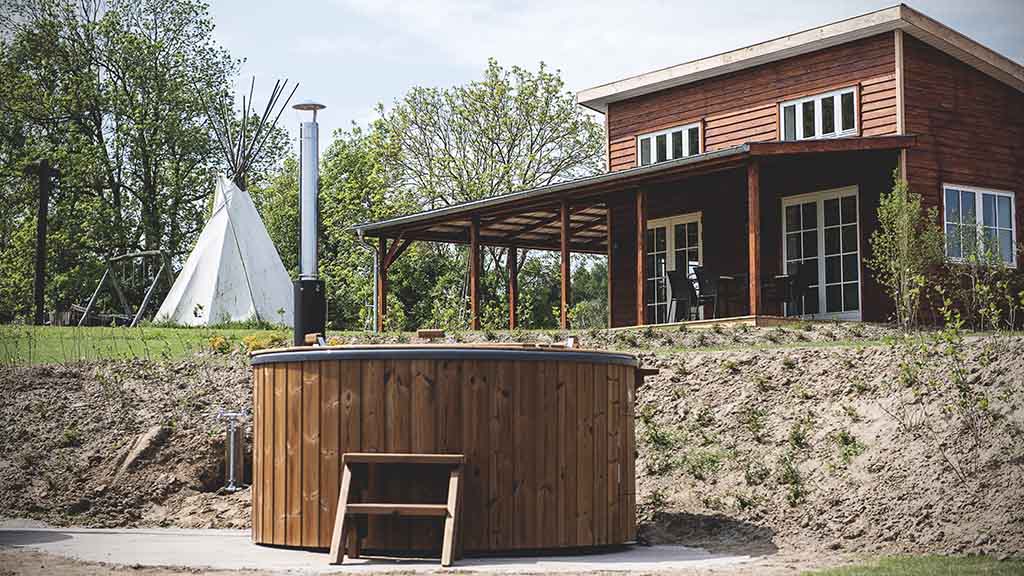 Hos Ditlevsdal Bison Farm kan du nyde et varmt bad i dette vildmarksbad