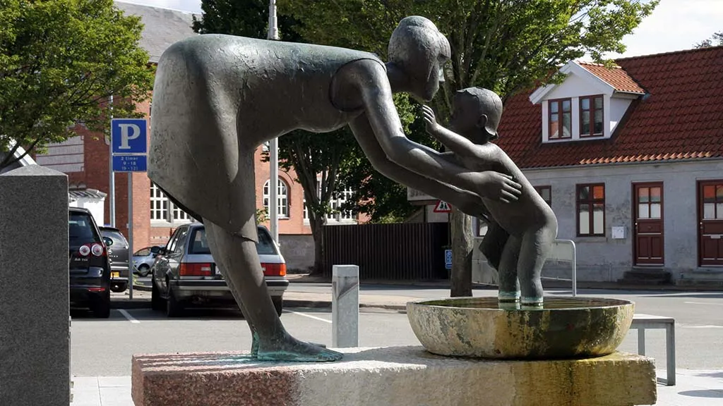 The figure “mother washes the child” by Fritz Røed with a view to Gyldensteensvej
