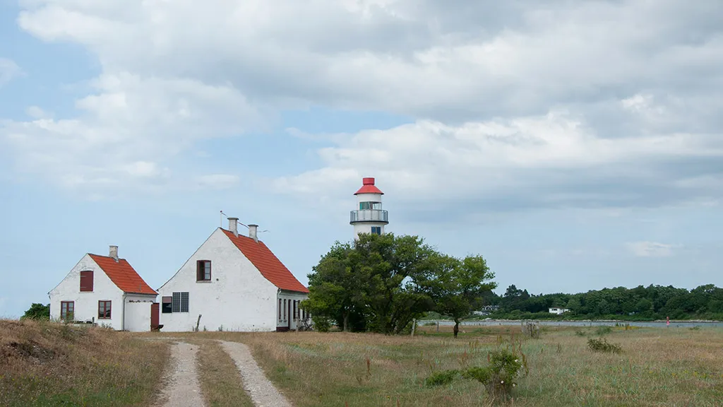 Lighthouse and lighthouse keeper's residence at Enebærodde
