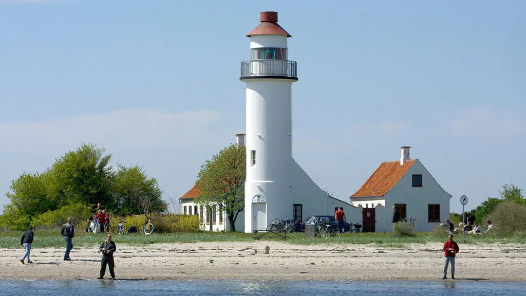 anglers in front of the lighthouse on Enebærodde