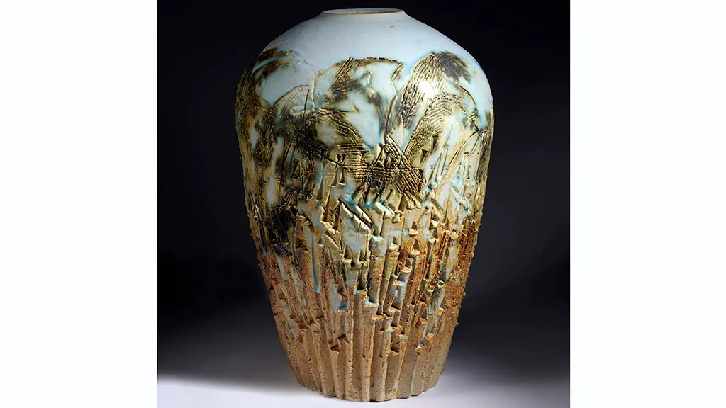 Høj vase med guld af Peter Tybjerg