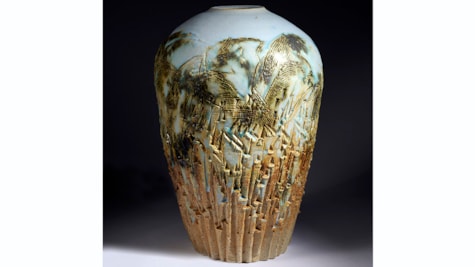Висока ваза з золотом від Пітера Тіб'єрга