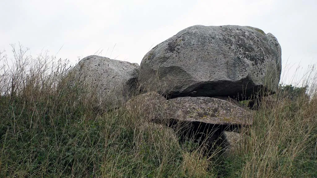 Den store sten på jættestuen Gåsestenen