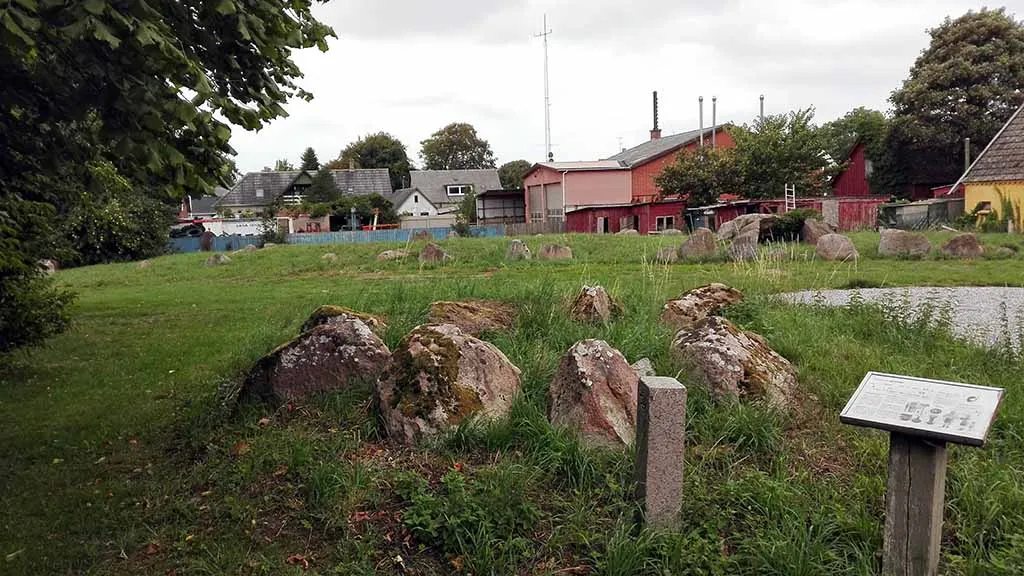 The passage grave Kappendrup Kirke with the houses and the town as background