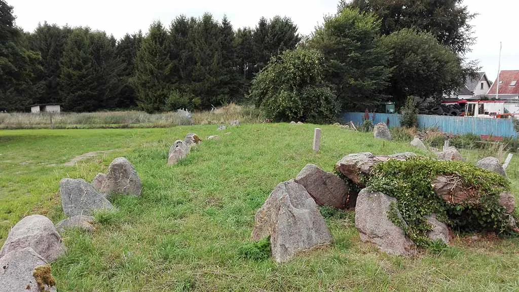 The passage grave Kappendrup Kirke in the field next to the town