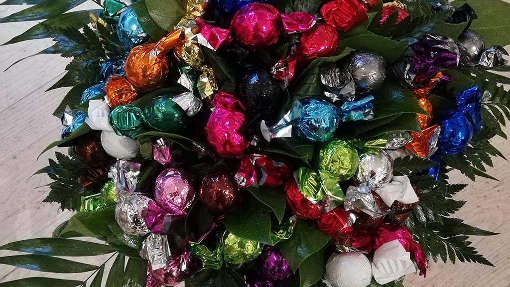 Blumenstrauß aus köstlicher Schokolade aus dem Geschäft Blomster til Alt auf Nordfyn