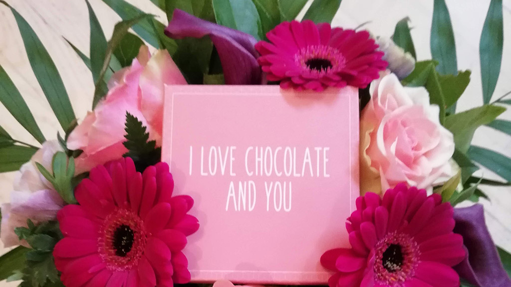 Blomster til alt in Bogense Geschenkidee mit Blumen und Schokolade