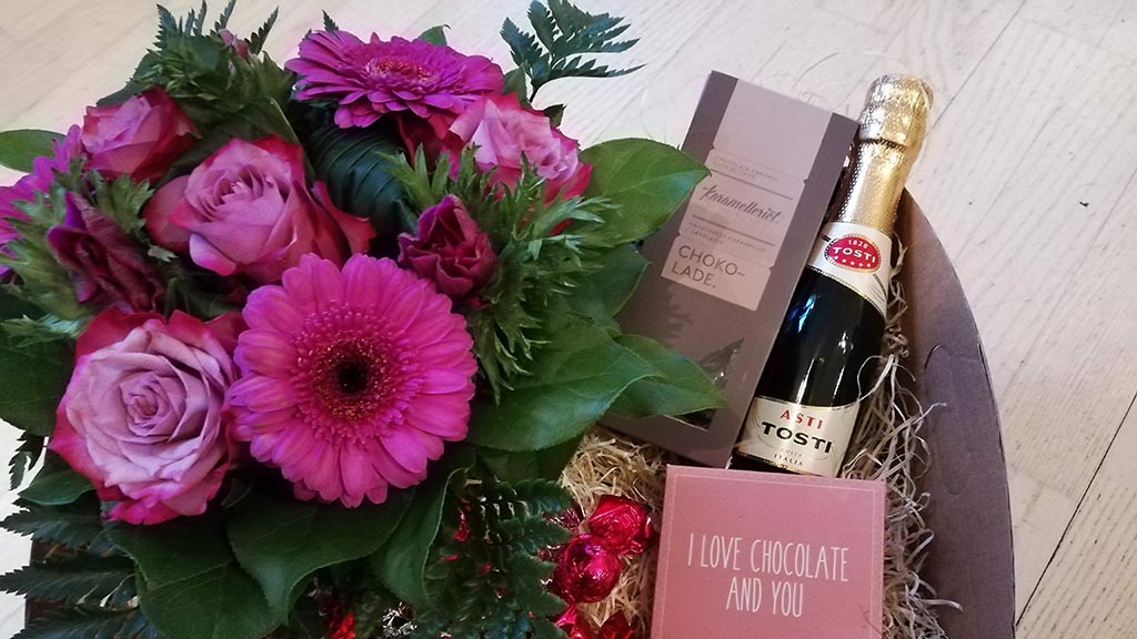 Rosa Blumenstrauß mit Wein und Schokolade aus Blomster til alt Bogense