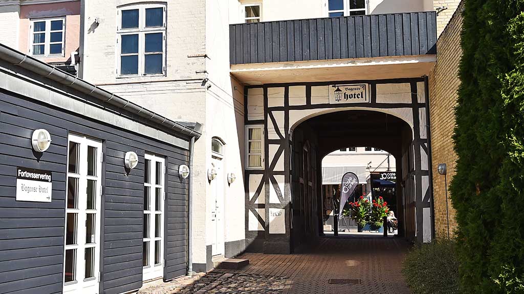 The path up to the city from the car park behind Bogense Hotel
