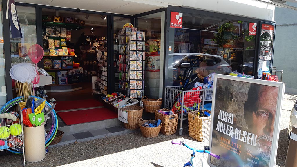 Spielzeug und Bürobedarf zum Verkauf vor Boghandel in Otterup