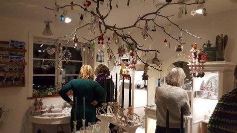 Aaagaardens Lys sælger både lys, lysestager, julepynt og andet til boligindretningen i deres hyggelige butik i Brenderup