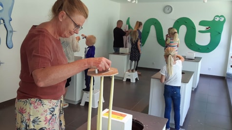 Flere familier igang med at støbe stearinlys hos Aaagaardens Lys