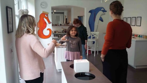 Pige klar til at lave stearinlys hos Aaagaardens Lys