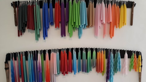 Håndlavede farverige stearinlys fra butikken Aaagaardens Lys
