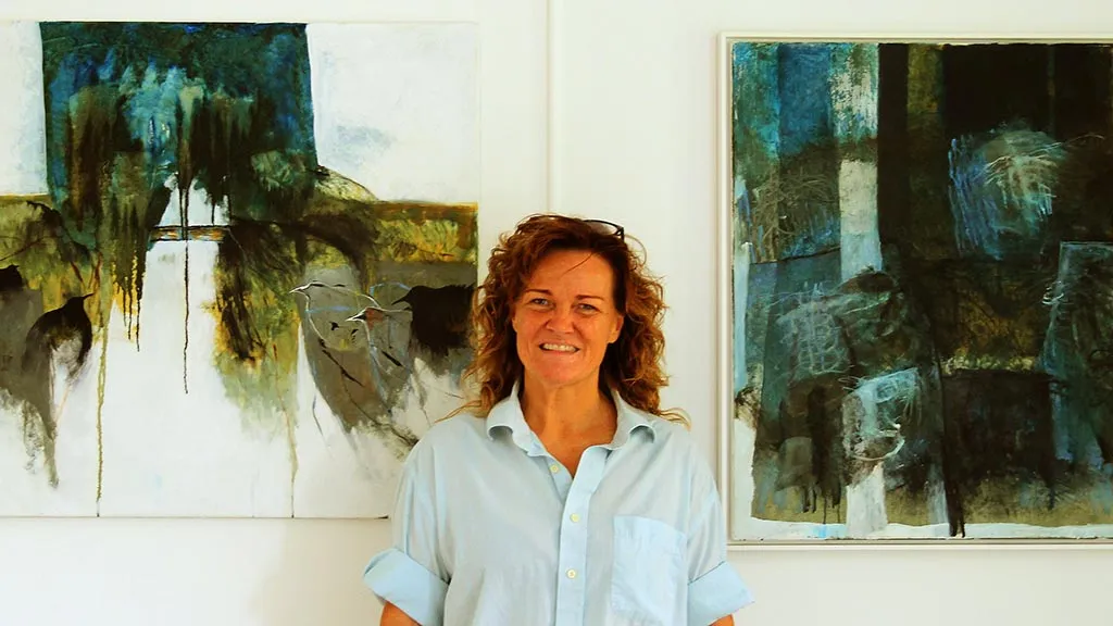 Kunstner Malene Hammershøj foran sine malerier
