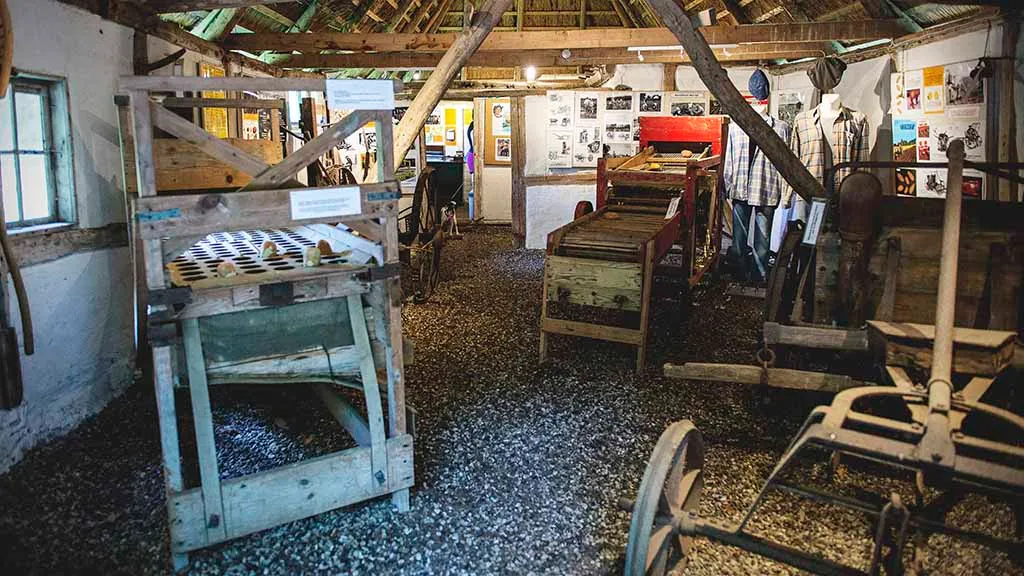 De gamle maskiner og landbrugsudstyr på Danmarks Kartoffelmuseum
