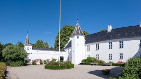 Dallund Slots hovedbygning og tårn