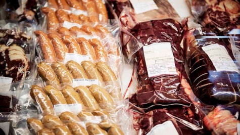 Pølser og andre udskæringer af kød fra Ditlevsdal Bisonfarm gårdbutik