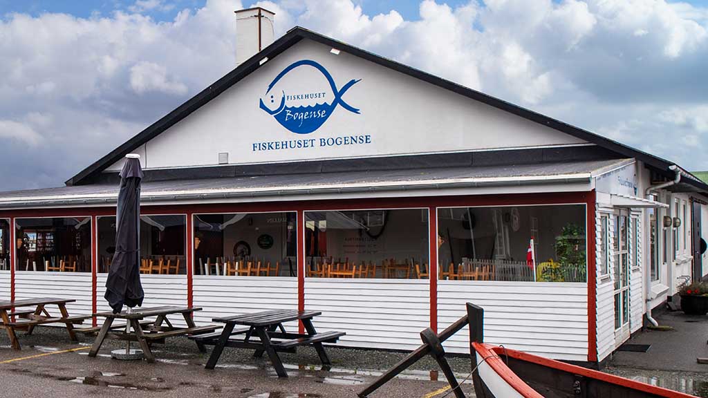Fiskehuset has a shop and restaurant at the harbor in Bogense