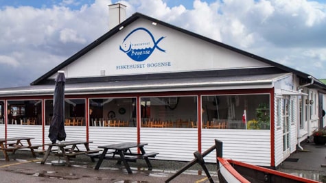 Fiskehuset har butik og restaurant på havnen i Bogense
