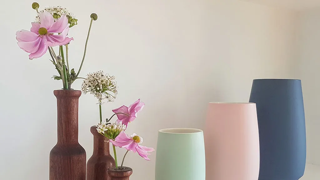 Oval vases in different colors and bottle-shaped vases