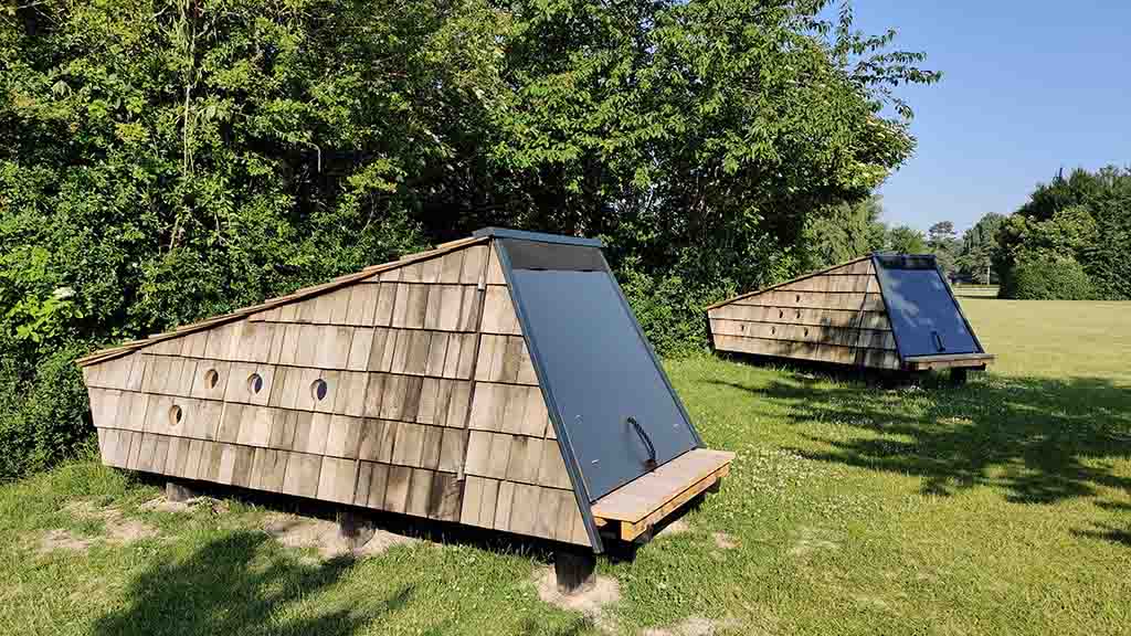 Close to the water are these shelters at Klintebjerg