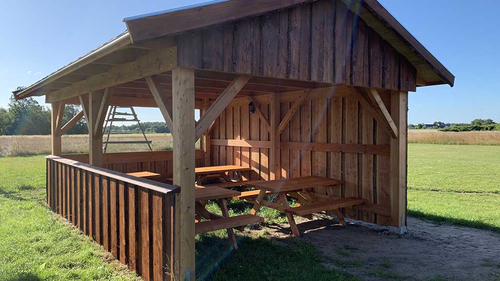 Her kan i nyde jeres madpakker i tørvejr hos Otterup Friluftsoase