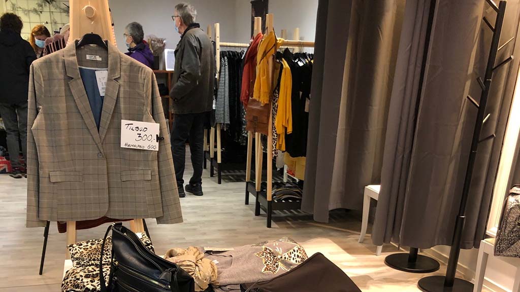 Hos Frk. Tø i Søndersø sælger de dametøj og tilbehør