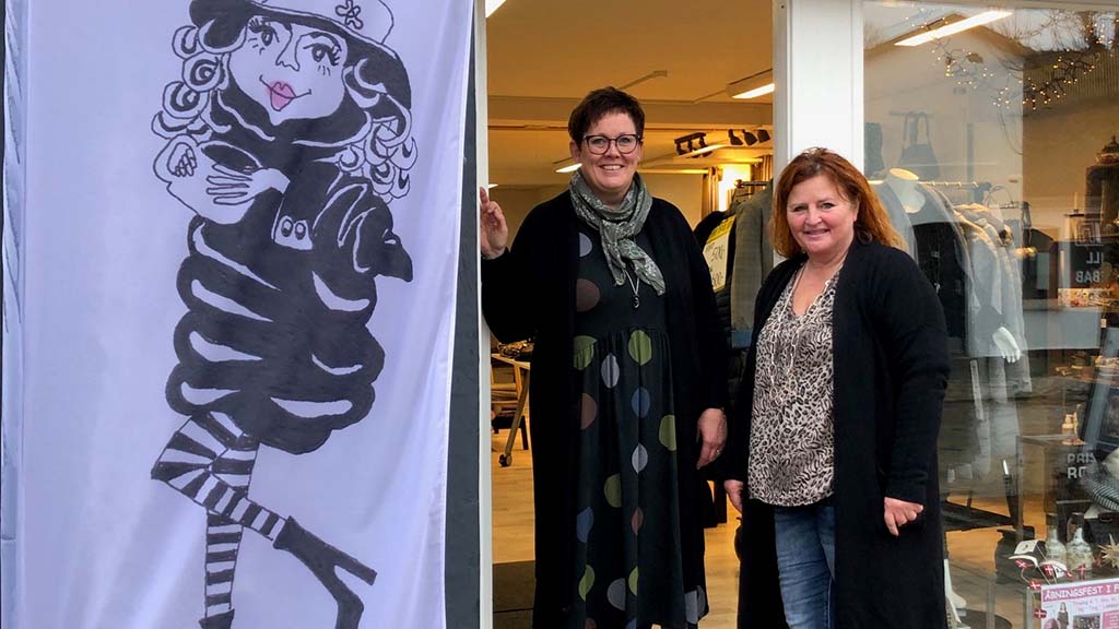 Personalet står ved indgangen til butikken Frk. Tø