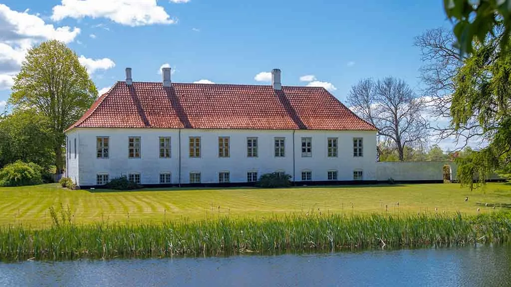 Sandagergaard Manor with the moat in front