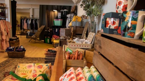 Krus, tasker, tøj og andre vare i Butik Broholm
