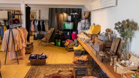 Tøj , tasker og andre vare i Butik Broholm