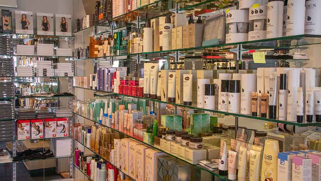 Cremes und Parfums in den Regalen von Askepot in Otterup