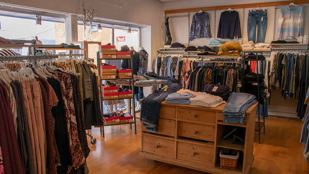 Damenbekleidung im Laden Askepot