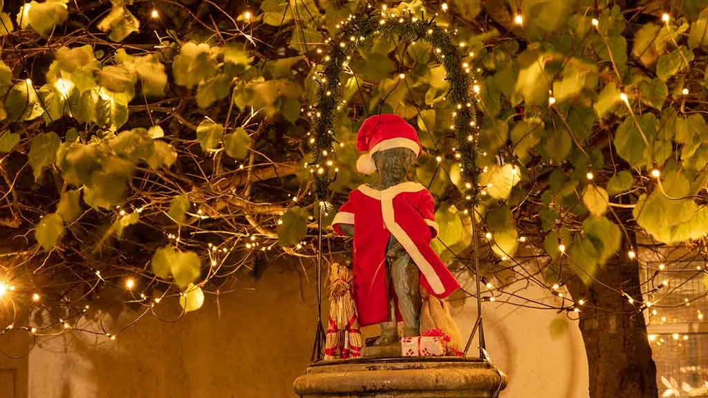 Manneken Pis dressed as Santa Claus