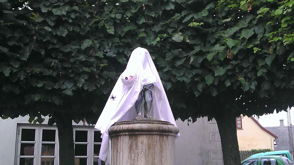 Manneken Pis dressed as a ghost