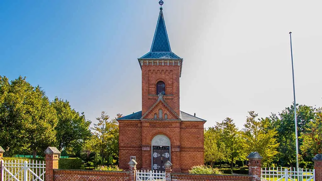Hasmark Kirke og dens spidse kirkegårdstårn