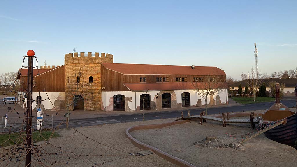 The main building at First Camp Hasmark contains both a kiosk, a restaurant and a water park