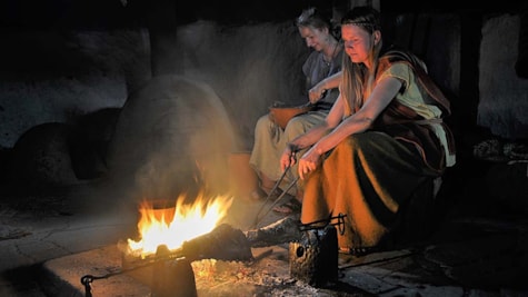 Kvinder laver mad ved bålet