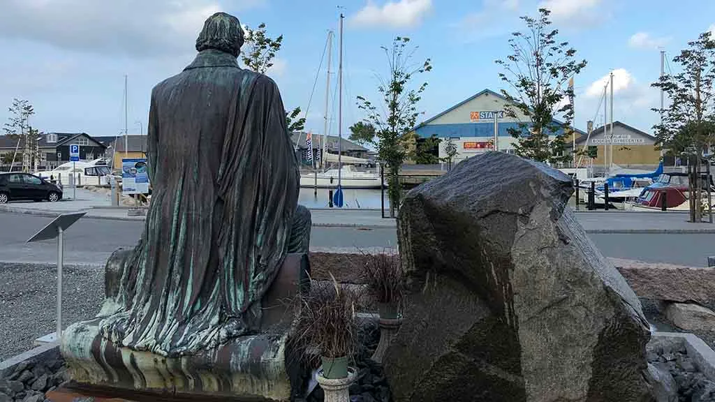 H. C. Andersen-skulptur af Jens Galschiøt foran havnen i Bogense