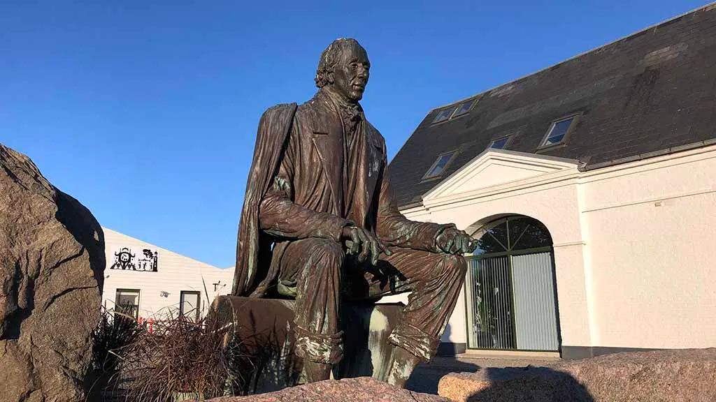 Skulptur af H. C. Andersen foran kulturhuset Støberiet