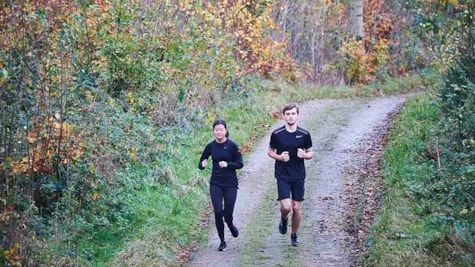 Par løber på skovvejen i Langesøskoven