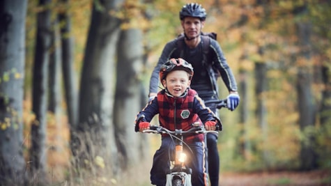 Familie cykler i Langesøskoven