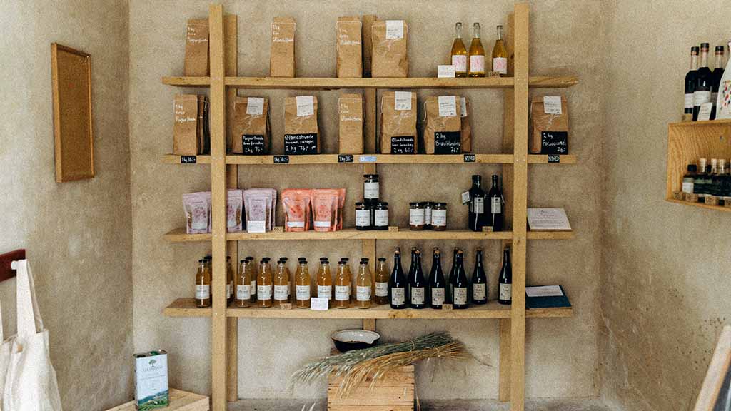 Die Warenauswahl in den Regalen im Hofladen Vild Hvede