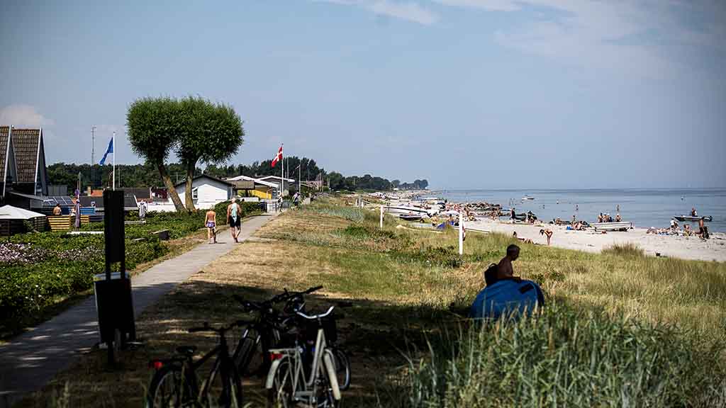 The path between the summer houses and Hasmark Strand