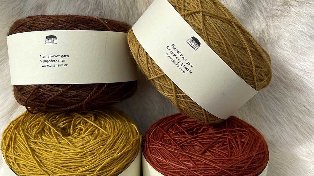 Plant-dyed yarn from the farm shop Disaheim